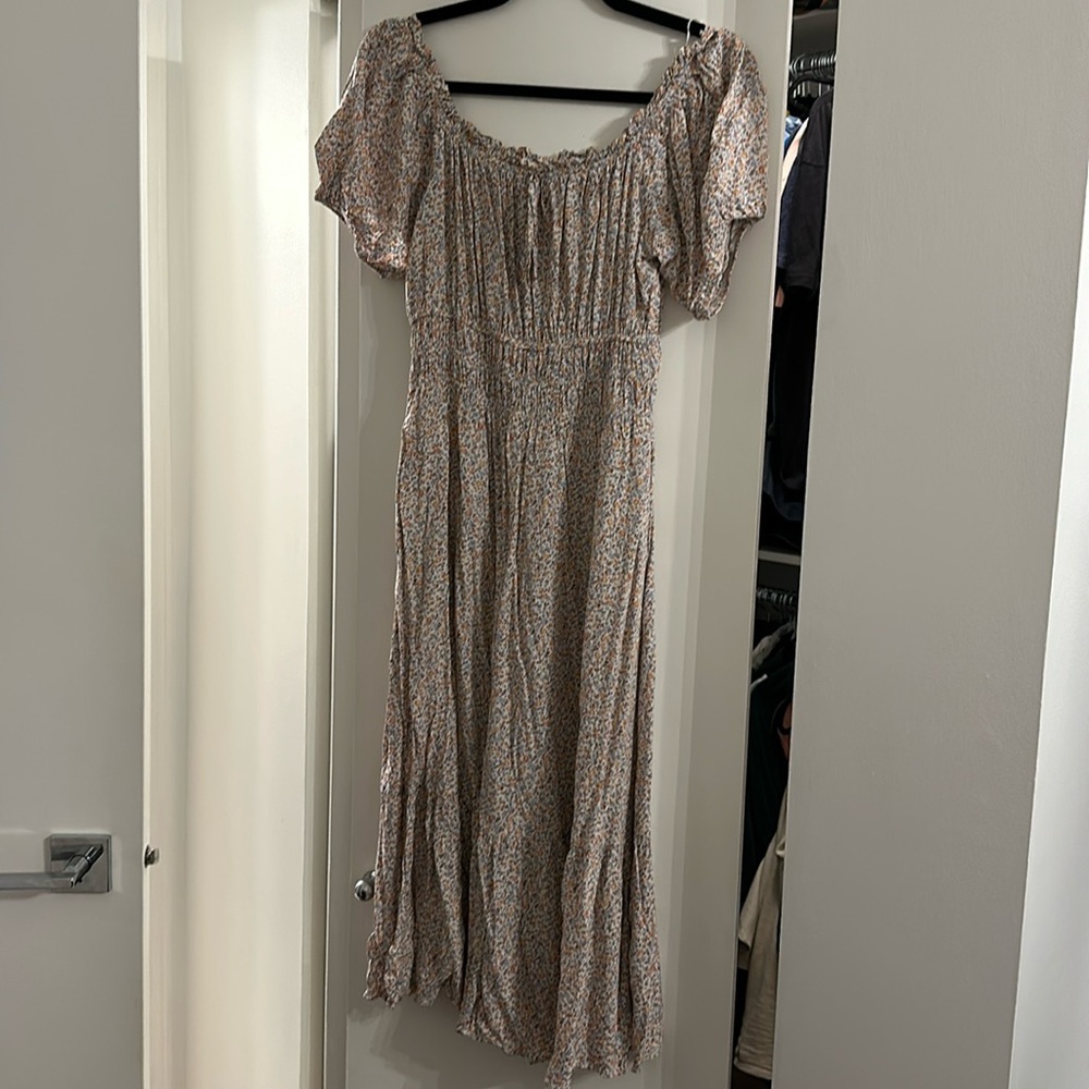 A beautiful floral dress with POCKETS.